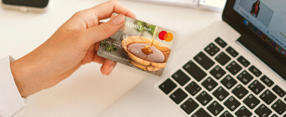 Mit der Debit Mastercard kaufen Sie in jeder Situation sicher und bequem bargeldlos ein. Bleiben unabhängig und flexibel — online, in der Schweiz und im Ausland. 