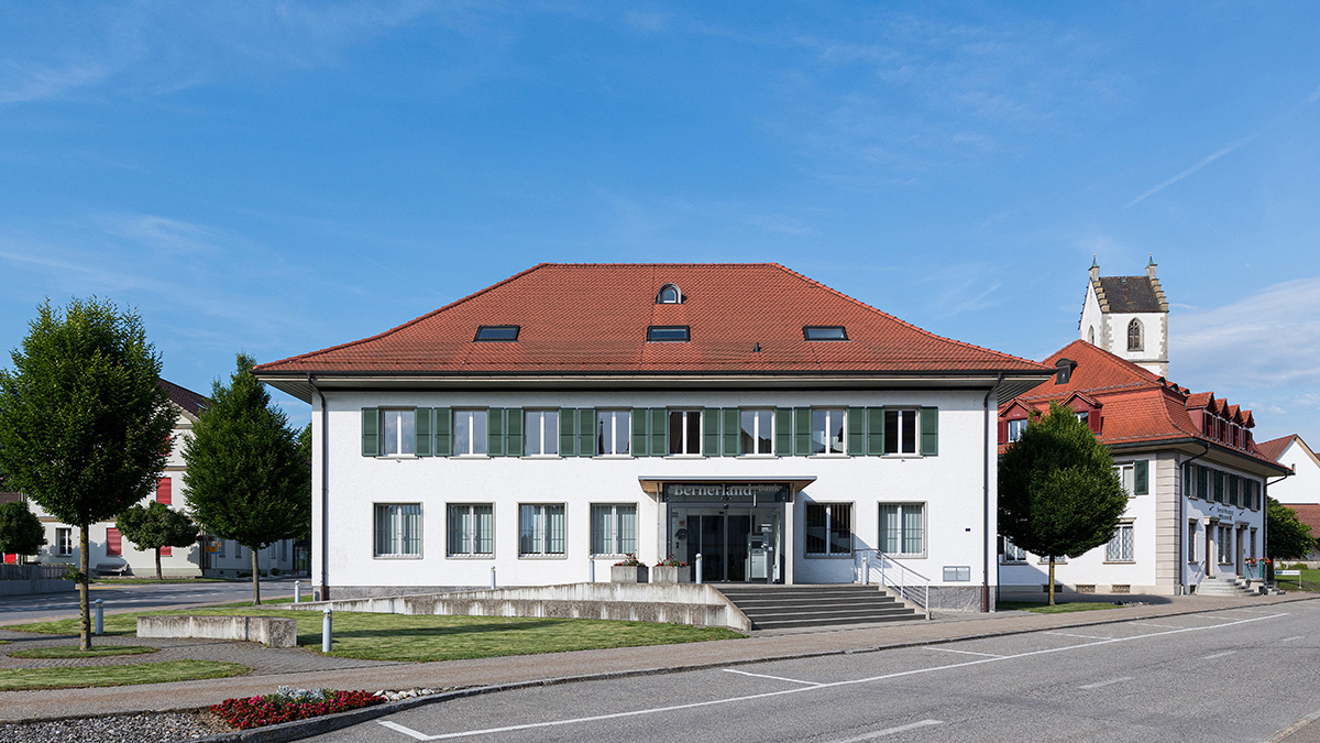 Wir blicken auf ein erfreuliches und gleichzeitig stabiles erstes Semester 2019 zurück. Ab Herbst 2019 bauen wir die Filiale in Sumiswald komplett um. Die Neueröffnung ist für den Sommer 2020 geplant. Gleichzeitig verschieben wir die Tätigkeiten der Filiale in Lützelflüh und der Geschäftsstelle in Wasen nach Sumiswald. 