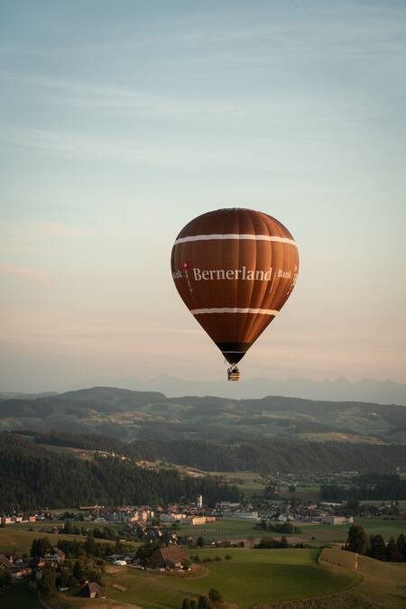 Der Wind hat den Ballon der Bernerland Bank an siner Ballontaufe von Huttwil über Dürrenroth nach Sumiswald geführt.