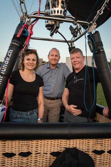 Michael Elsaesser, Geschäftsführer der Bernerland Bank, und Sina Johnsen, Leiterin Marketing & Kommunikation, mit Ballonpilot Roland Friedli.