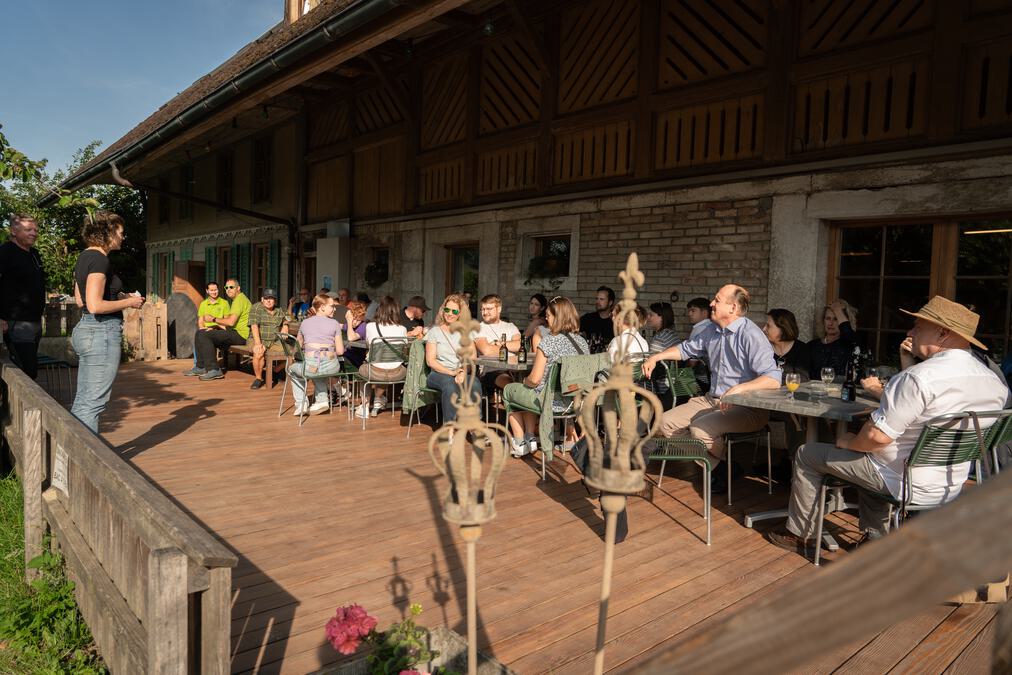 Die Ballontaufe der Bernerland Bank hat mit einem Apéro beim Spycher-Handwerk in Huttwil gestartet.