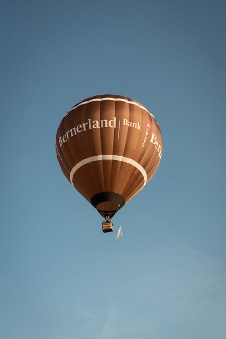 Der Heissluftballon der Bernerland Bank ist seit Mai 2023 am Himmel zu sehen.