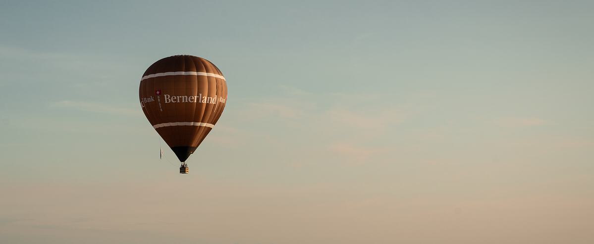 Seit Mai ist unser Heissluftballon am Himmel zu sehen. Nachdem uns Regen und Gewitter zweimal gezwungen haben, die Ballontaufe zu verschieben, hat es am Dienstagabend geklappt: Wir haben unseren Heissluftballon eingeweiht.