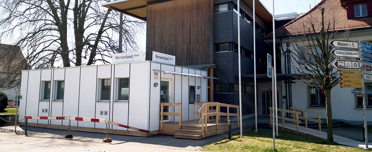 Während fleissige Hände die Filiale Sumiswald an der Lütoldstrasse umbauen, findet der Schalterbetrieb in einem Provisorium vor dem Hauptsitz statt. Der Bankbetrieb im Container hat sich gut eingespielt. Die Kundenberaterinnen Andrea Lanz und Michaela Berger blicken auf die erste Zeit zurück.