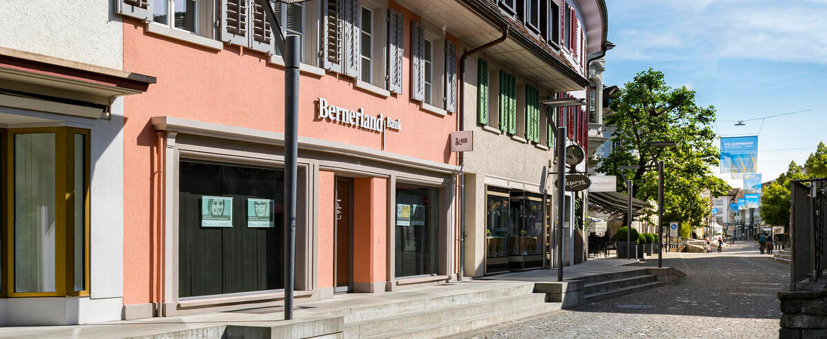 Die Bernerland Bank ist mit neun Filialen im Emmental und Oberaargau vertreten. An weiteren sechs Standorten betreibt sie Bancomate. Der Hauptsitz der Bernerland Bank befindet sich in Sumiswald. 